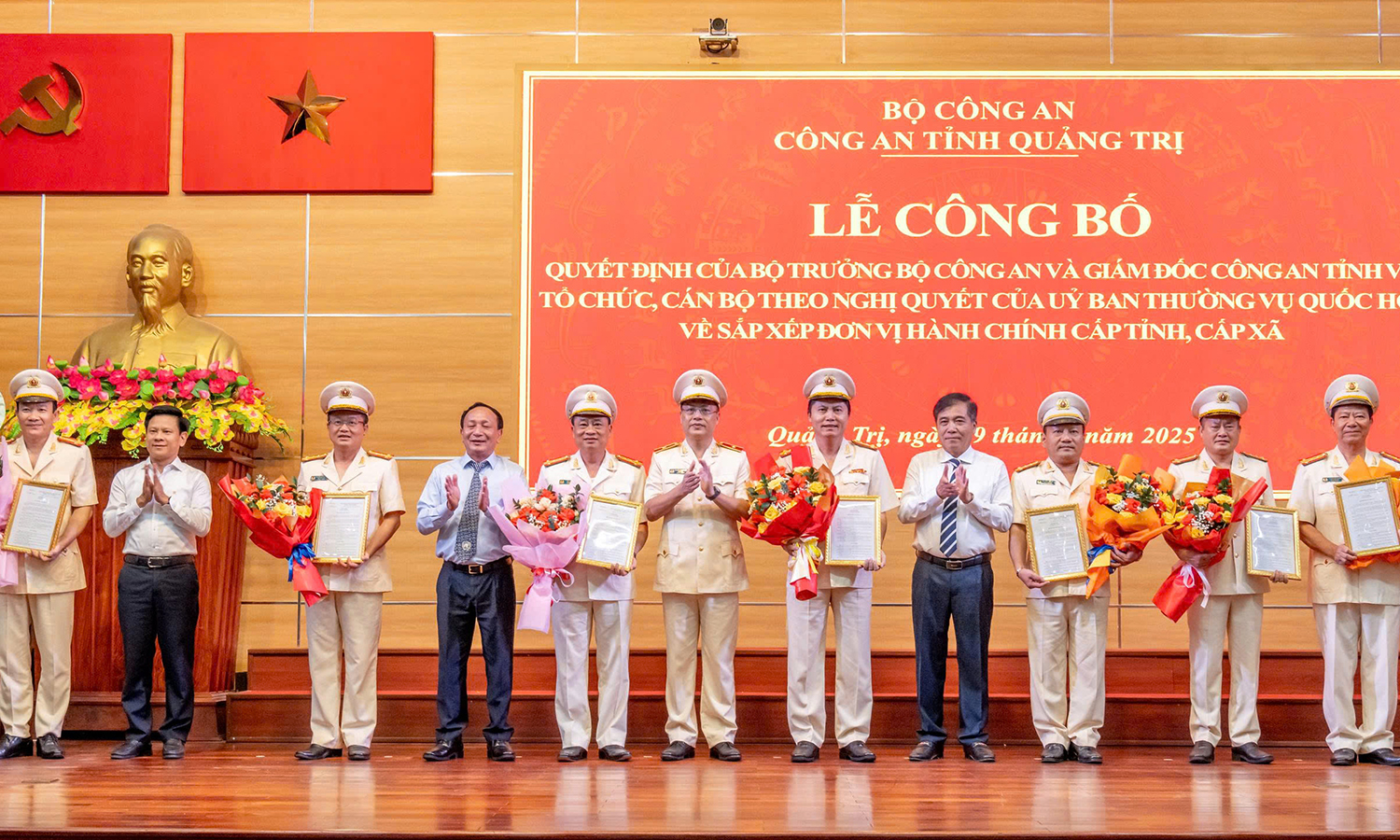 Lãnh đạo tỉnh Quảng Bình tặng hoa chúc mừng các đồng chí Phó Giám đốc Công an tỉnh.