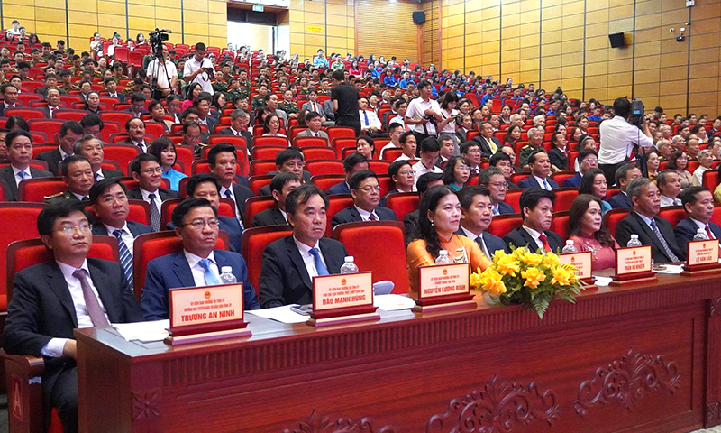Các đại biểu dự lễ.