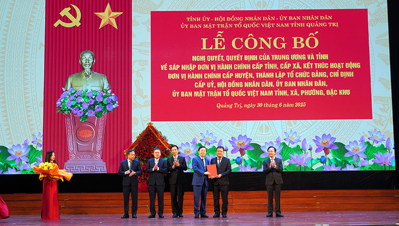 Phó Thủ tướng Chính phủ Trần Hồng Hà trao quyết định của Bộ Chính trị, Ban Bí thư về việc thành lập Đảng bộ tỉnh Quảng Trị; chỉ định Ban Chấp hành Đảng bộ tỉnh, Ban Thường vụ Tỉnh ủy, Bí thư Tỉnh ủy, Phó Bí thư Tỉnh ủy Quảng Trị nhiệm kỳ 2020 - 2025.