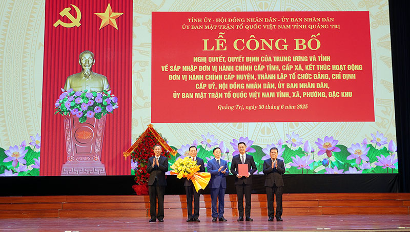 Phó Thủ tướng Chính phủ Trần Hồng Hà trao quyết định của Bộ Chính trị, Ban Bí thư về việc thành lập Đảng bộ tỉnh Quảng Trị; chỉ định Ban Chấp hành Đảng bộ tỉnh, Ban Thường vụ Tỉnh ủy, Bí thư Tỉnh ủy, Phó Bí thư Tỉnh ủy Quảng Trị nhiệm kỳ 2020 - 2025.