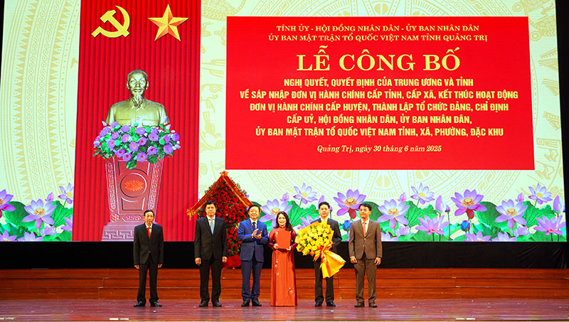 Phó Thủ tướng Chính phủ Trần Hồng Hà trao các Nghị quyết của Ủy ban Thường vụ Quốc hội về chỉ định Chủ tịch, Phó Chủ tịch HĐND, Trưởng các ban HĐND tỉnh, Trưởng Đoàn, Phó Trưởng Đoàn đại biểu Quốc hội tỉnh.