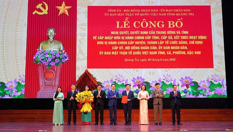 Phó Thủ tướng Chính phủ Trần Hồng Hà trao quyết định của Ủy ban Trung ương MTTQ Việt Nam thành lập Ủy ban MTTQ Việt Nam tỉnh
