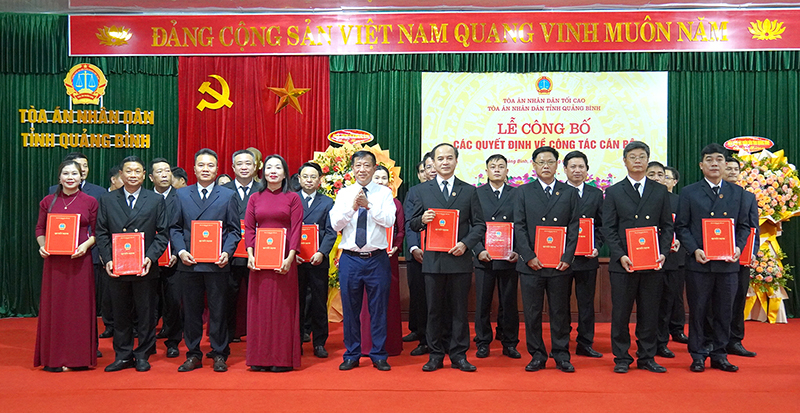 Chánh án Tòa án nhân dân tỉnh Nguyễn Hữu Tuyến trao quyết định cho các Chánh án, Phó Chánh án Tòa án nhân dân khu vực.