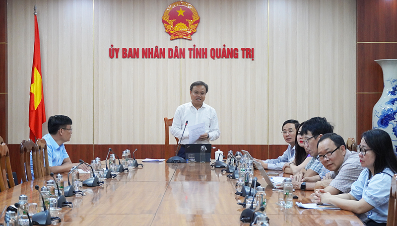 Đồng chí Phó Chủ tịch UBND tỉnh Lê Đức Tiến phát biểu tại cuộc họp.