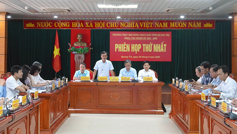 Đồng chí Nguyễn Chiến Thắng, Ủy viên Ban Thường vụ Tỉnh ủy, Phó Chủ tịch Thường trực HĐND tỉnh thảo luận tại phiên họp
