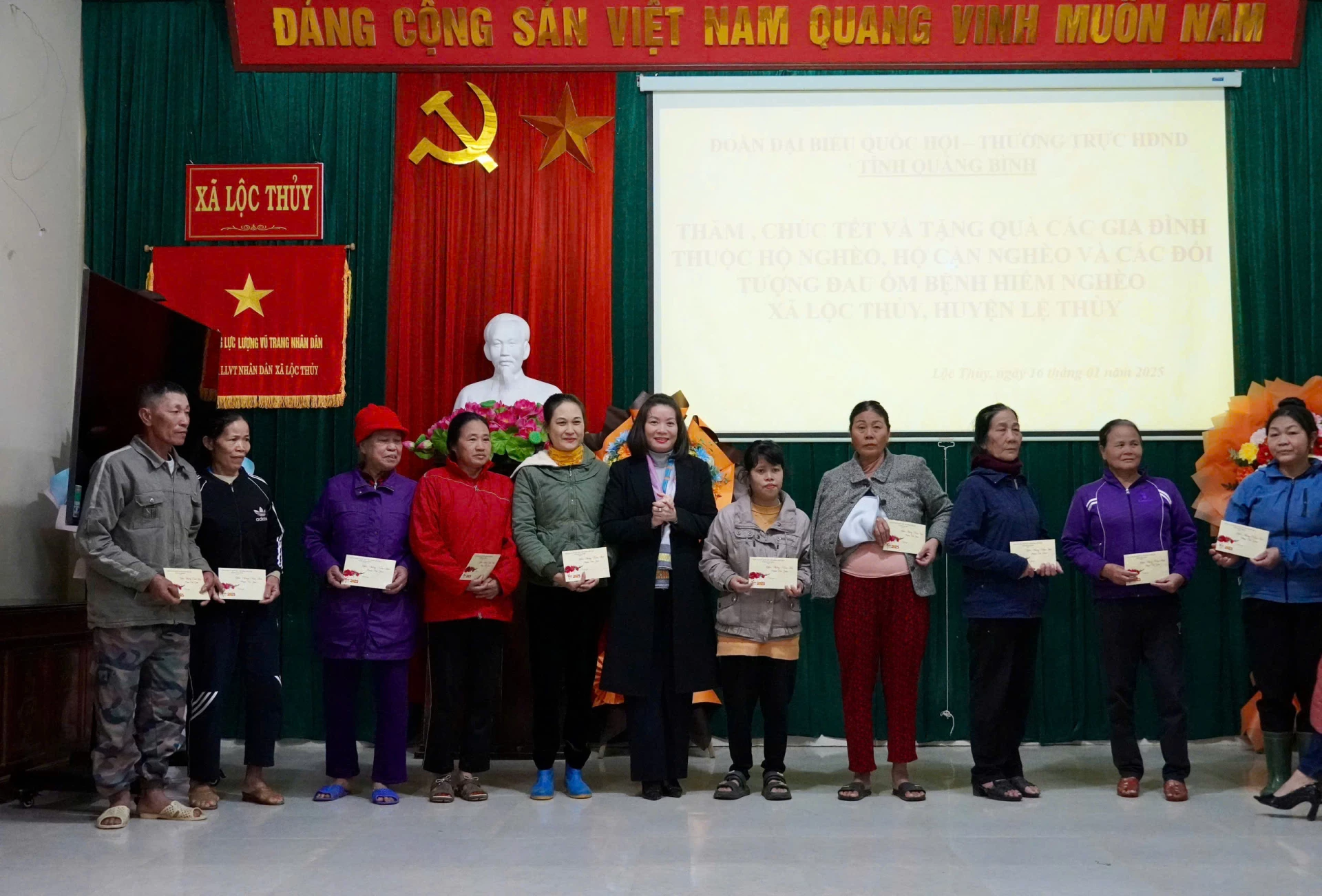 Đoàn ĐBQH tỉnh trao quà tết Ất tỵ - 2025 cho người hộ nghèo ở thôn An Xá và Tuy Lộc, xã Lệ Thủy - Ảnh: N.M.P