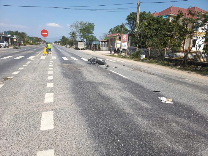 Va chạm với ô tô trên Quốc lộ 1, 3 người bị thương nặng