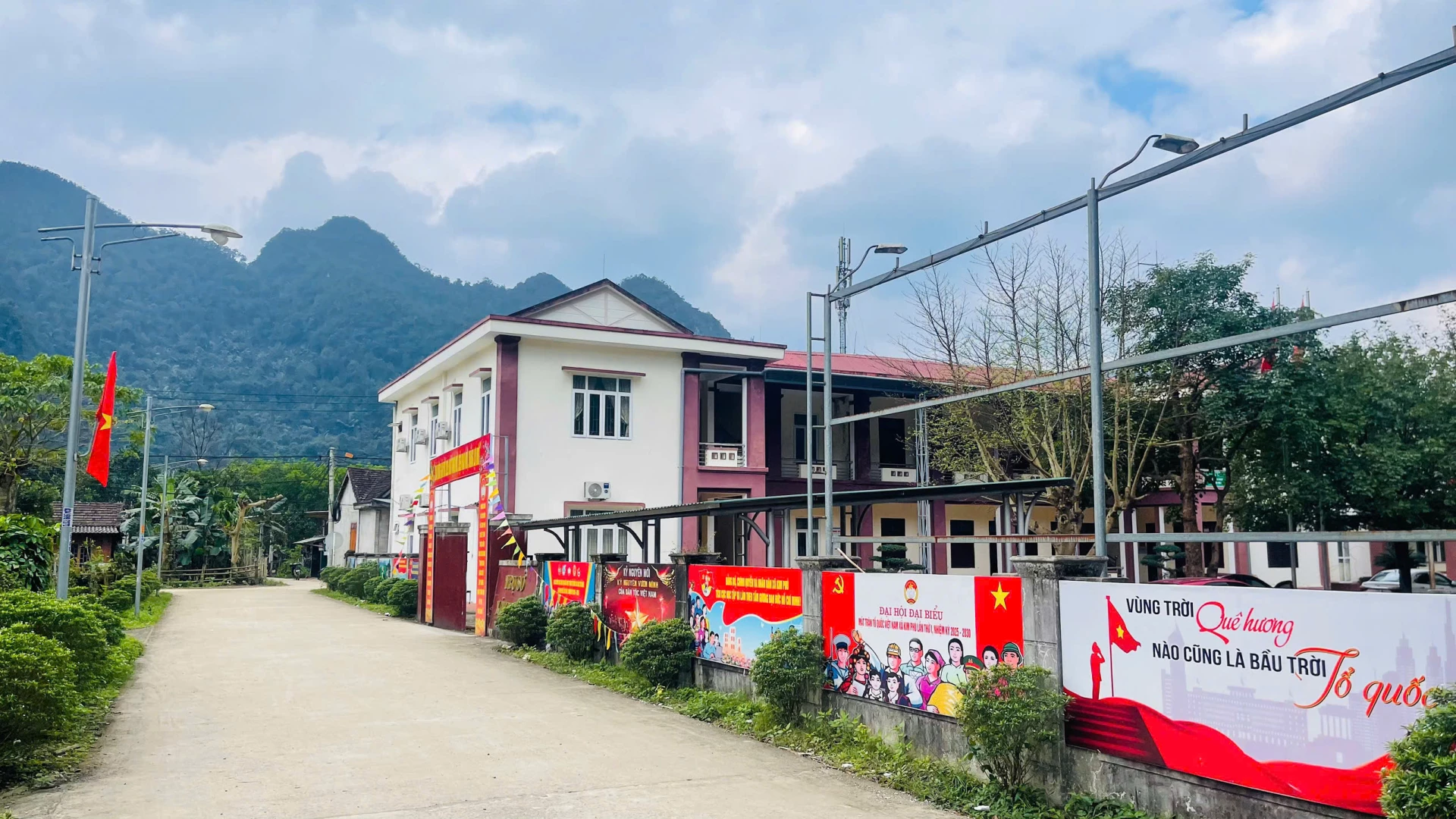 Các pano, áp phích tuyên truyền, cổ động trực quan về ngày bầu cử - Ảnh: N.M.P