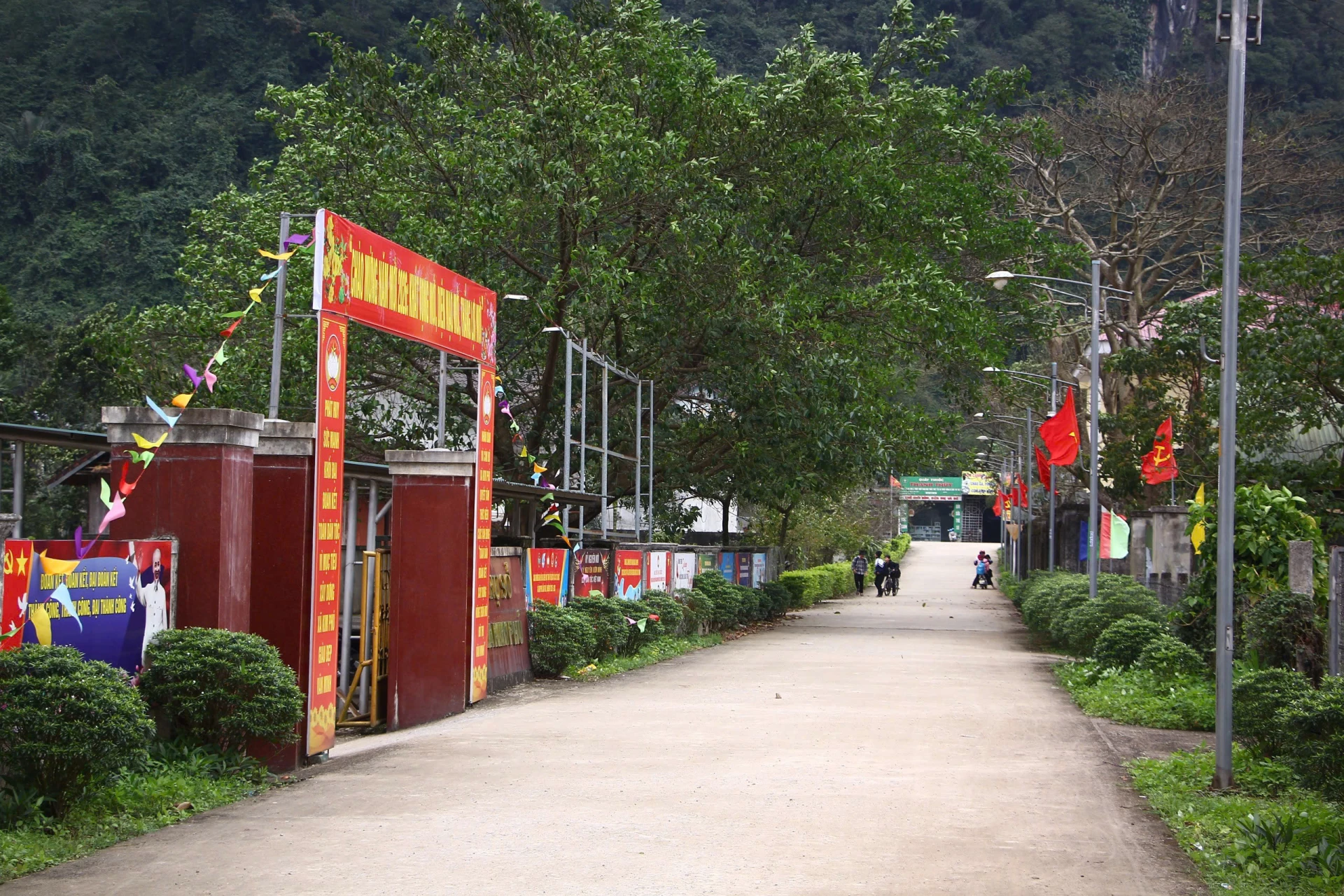 Băng rôn tuyên truyền về ngày bầu cử - Ảnh: N.M.P