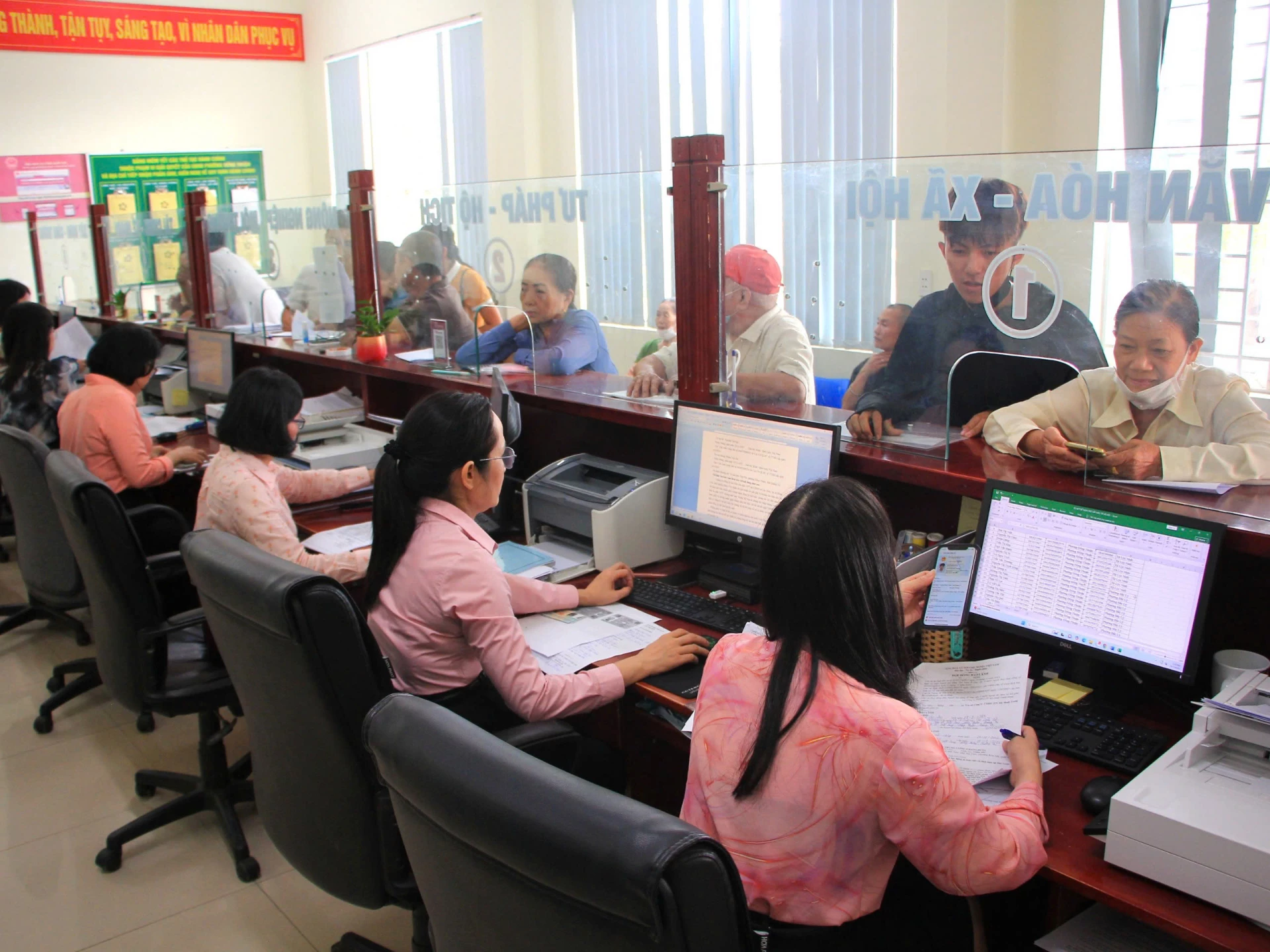 Hoạt động tại trung tâm phục vụ hành chính công phường Đồng Thuận - Ảnh: N.M.P