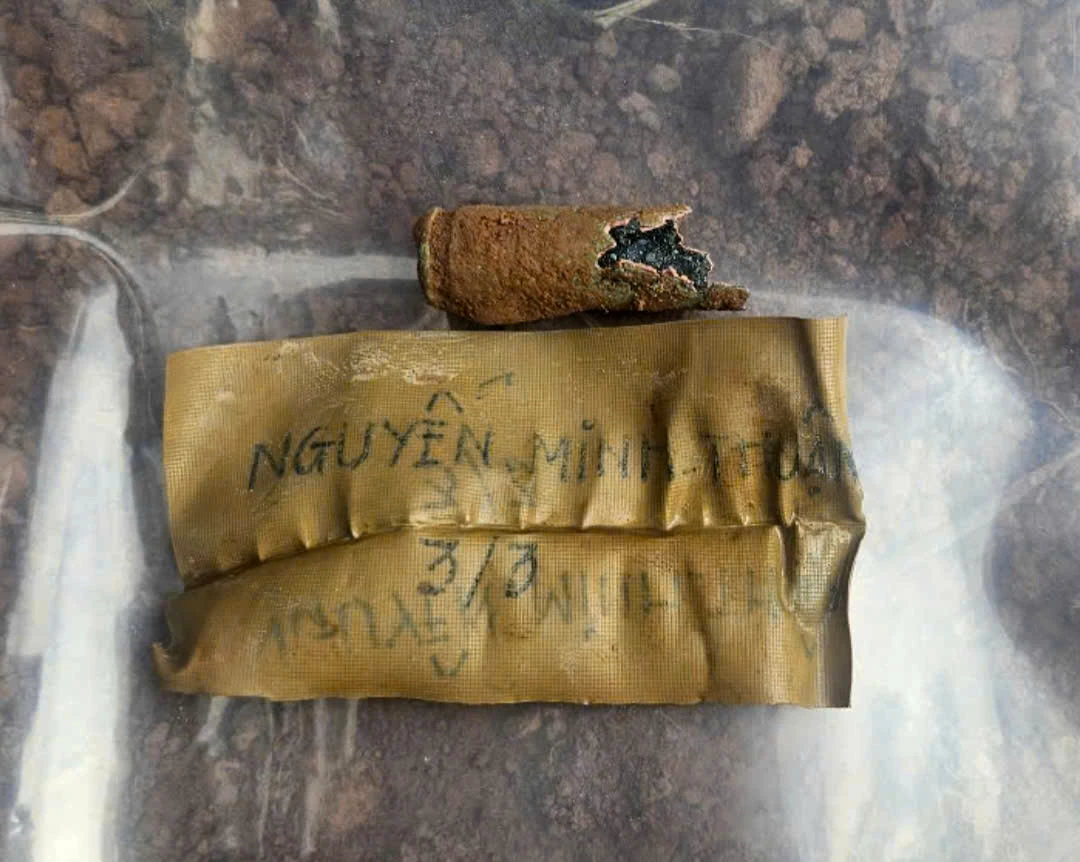 Di vật mảnh giấy ghi tên liệt sĩ Nguyễn Minh Thuận - Ảnh: K.S