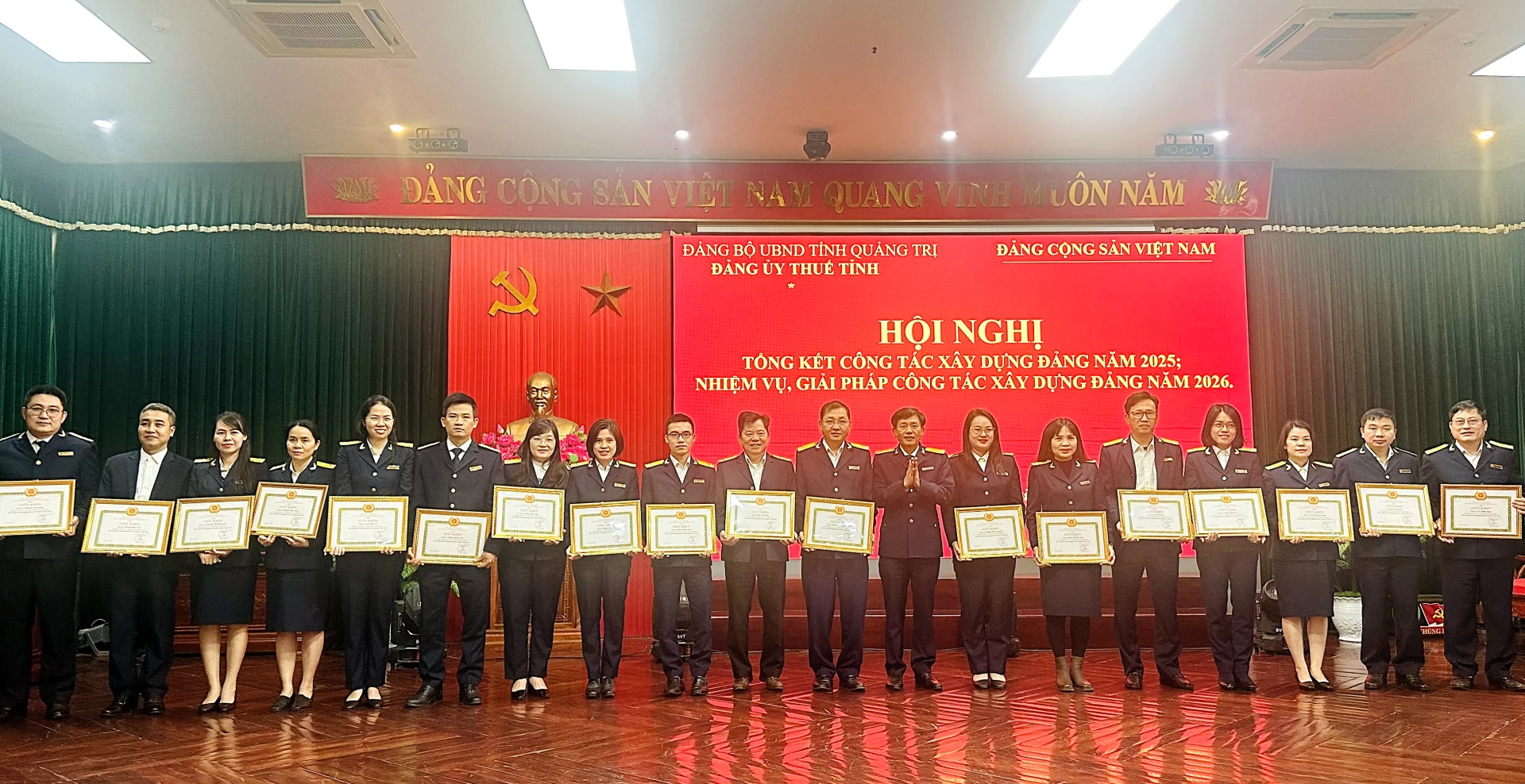 Ban Chấp hành Đảng bộ Thuế tỉnh Quảng Trị tặng giấy khen cho các đảng viên - Ảnh: B.N