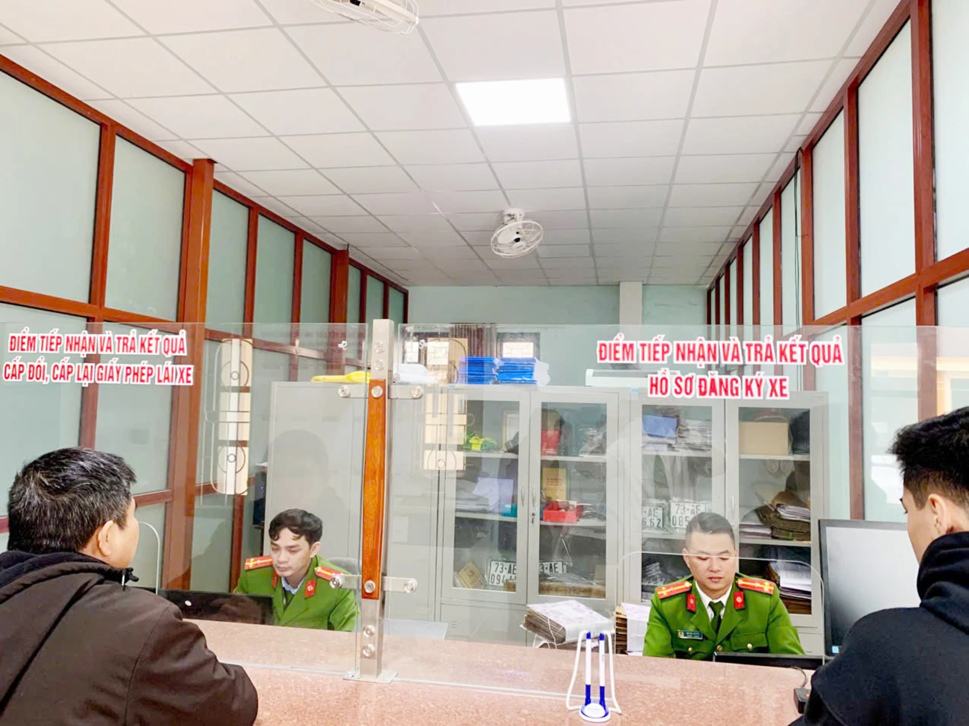 Công an xã Phong Nha thực hiện tiếp nhận, giải quyết hồ sơ cấp, đổi giấy phép lái xe. Ảnh B.T