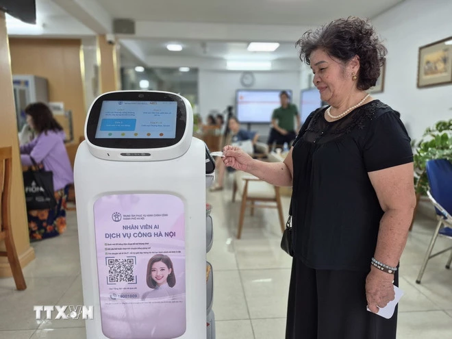 Người dân trải nghiệm Robot AI áp dụng công nghệ trí tuệ nhân tạo hỗ trợ thực hiện các thủ tục hành chính. (Ảnh: Nguyễn Thắng/TTXVN)