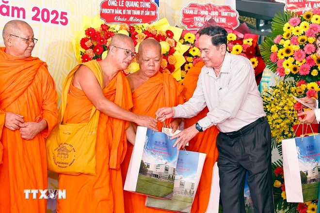 Chủ tịch Quốc hội Trần Thanh Mẫn tặng quà đại biểu tại Chùa Tum Núp trong Ngày hội đại đoàn kết toàn dân tộc tại Cần Thơ. (Ảnh: Doãn Tấn/TTXVN)