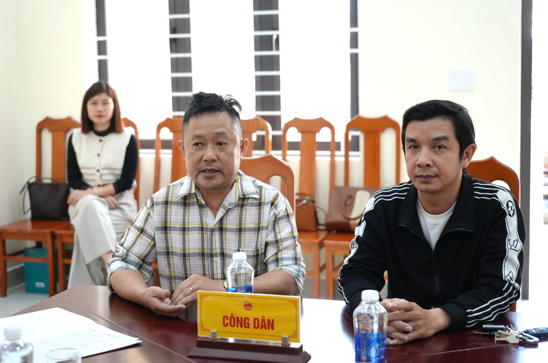 Công dân tham gia phiên tiếp của đồng chí Nguyễn Minh Tâm, Phó Trưởng Đoàn chuyên trách Đoàn ĐBQH tỉnh và đồng chí Nguyễn Trần Huy, Phó Chủ tịch HĐND tỉnh - Ảnh: Trung Đức