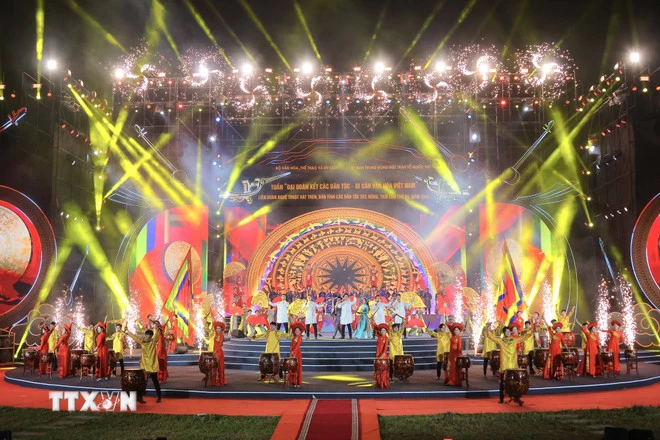 Tiết mục văn nghệ biểu diễn trong lễ khai mạc Tuần Đại đoàn kết toàn dân tộc - Di sản văn hóa Việt Nam năm 2024. (Ảnh: Hoàng Hiếu/TTXVN)