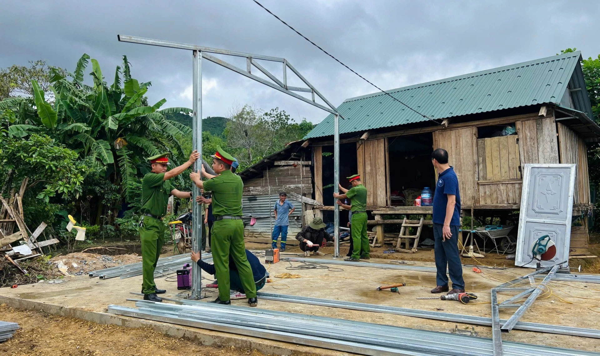 Bộ Công an vận động nguồn lực hỗ trợ xây dựng nhà tình thương, mang lại những thay đổi lớn cho nhiều gia đình ở xã Hướng Hiệp - Ảnh: T.L