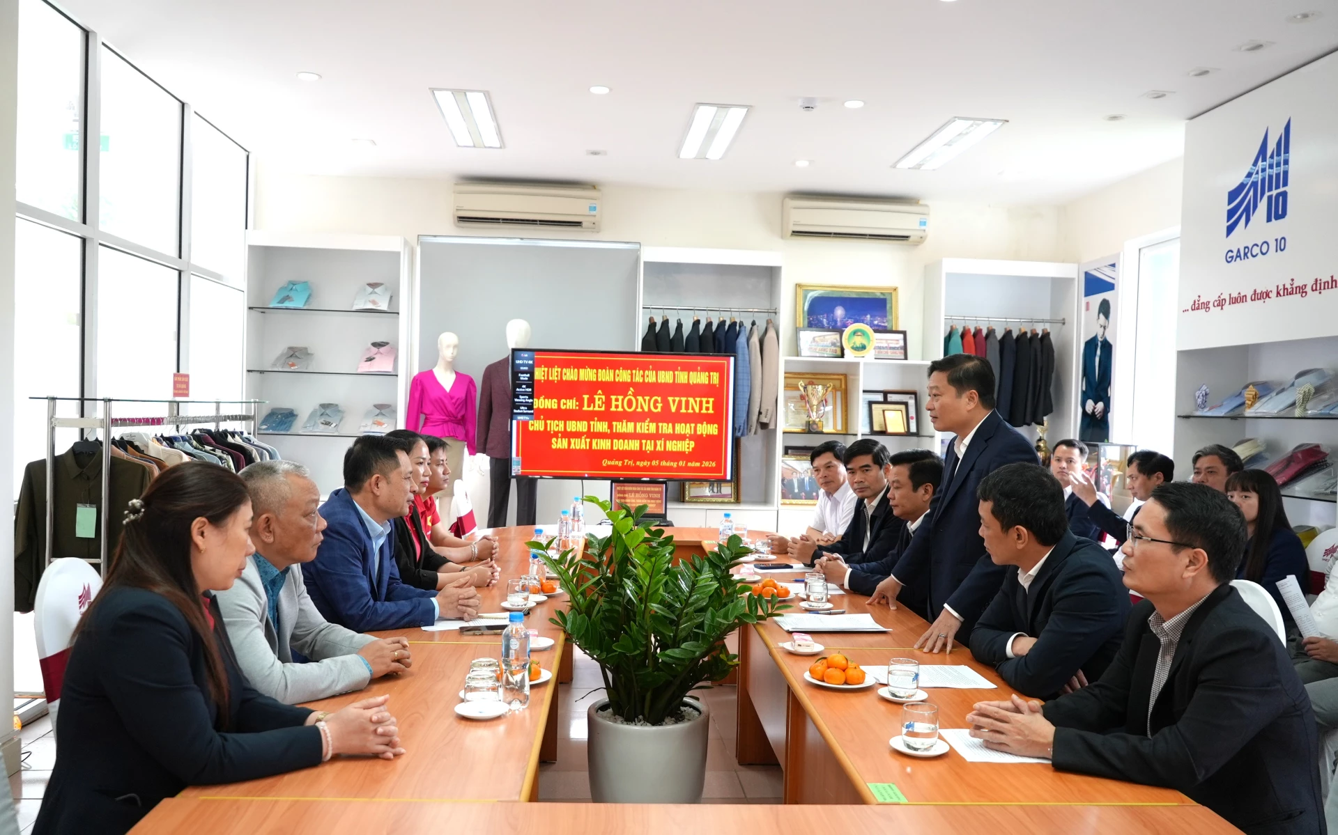 Đồng chí Lê Hồng Vinh, Chủ tịch UBND tỉnh thăm, kiểm tra tình hình sản xuất kinh doanh của xí nghiệp may Hà Quảng - Ảnh: Trung Đức