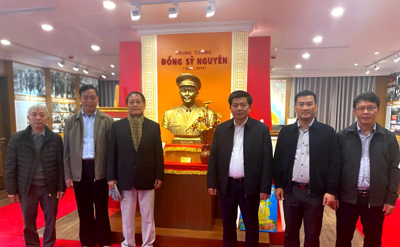 Các đồng chí lãnh đạo tỉnh thăm, chúc Tết gia đình đồng chí Trung tướng Đồng Sỹ Nguyên - Ảnh: CTV