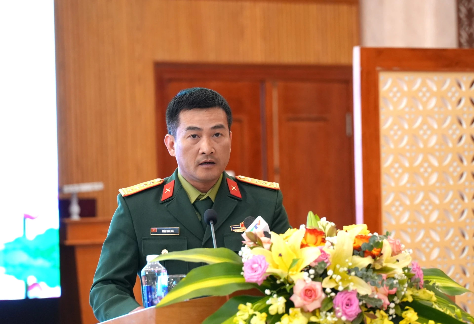 Đại tá Đoàn Sinh Hòa, Chỉ huy trưởng Bộ CHQS tỉnh báo cáo kết quả thực hiện nhiệm vụ QP -AN năm 2025, phương hướng nhiệm vụ năm 2026 - Ảnh: Trung Đức