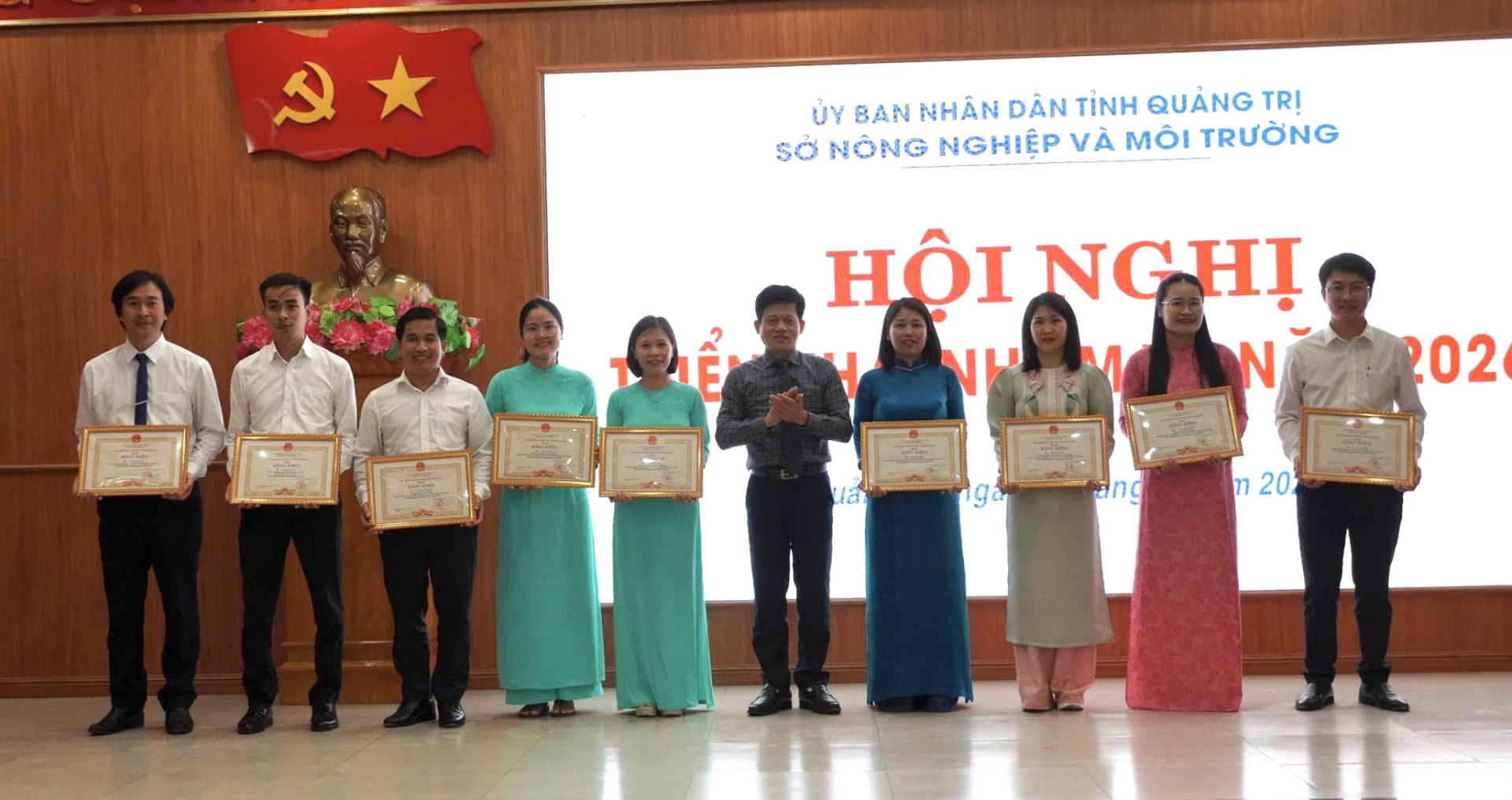 Phó Chủ tịch UBND tỉnh Lê Văn Bảo trao tặng Bằng khen cho các cá nhân có thành tích xuất sắc trong công tác năm 2025 - Ảnh: NL