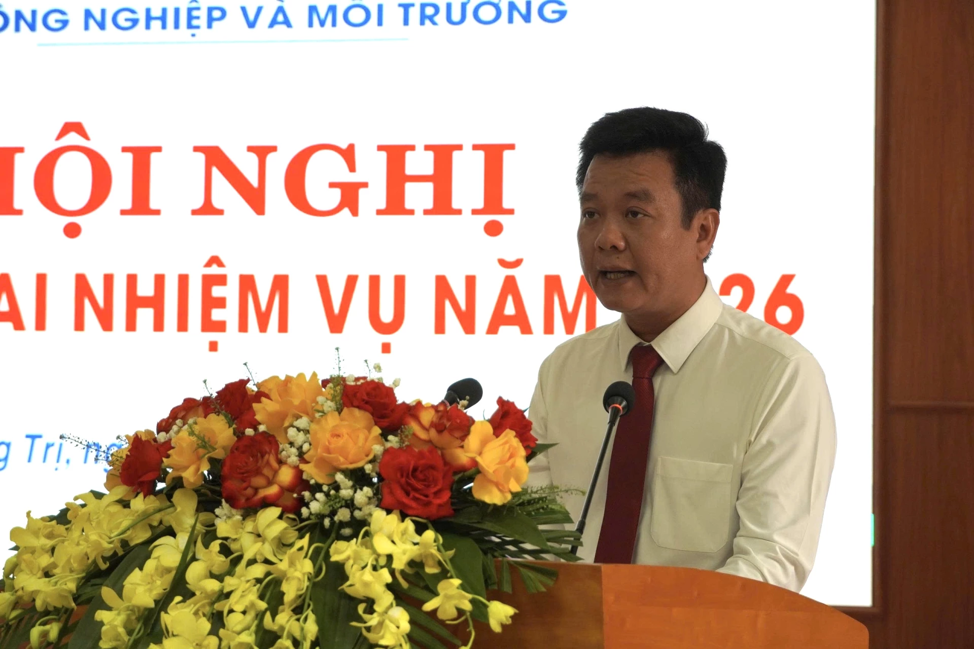 Giám đốc Sở NN&MT Trần Quốc Tuấn tiếp thu ý kiến chỉ đạo của Chủ tịch UBND tỉnh - Ảnh: NL