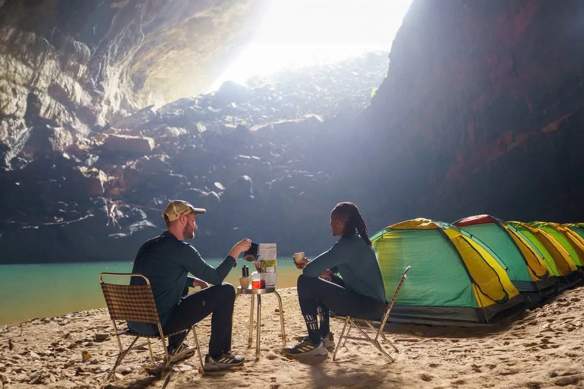 Du khách tham gia các tour trải nghiệm của Công ty TNHH Oxalis thưởng thức cà phê Khe Sanh giữa không gian thiên nhiên hoang sơ - Ảnh: OXALIS ADVENTURE