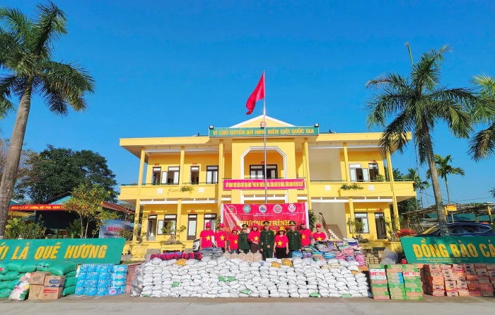 Tặng quà cho đồng bào dân tộc thiểu số ở khu vực biên giới xã A Dơi