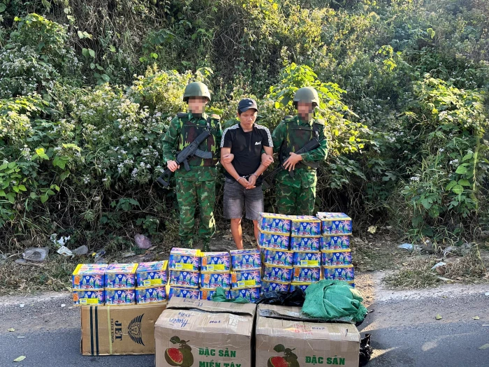 Bắt đối tượng vận chuyển trái phép 30 hộp pháo hoa nổ qua biên giới
