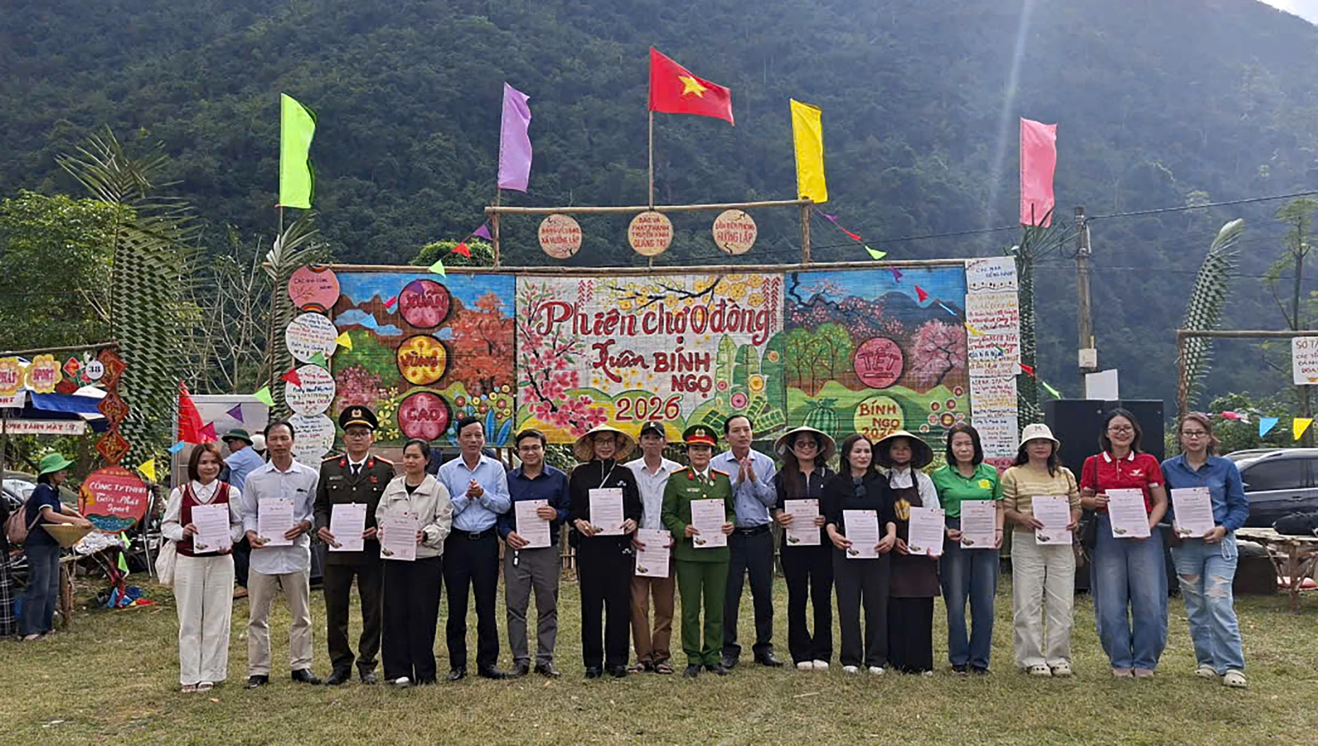 Đại diện lãnh đạo Báo và Phát thanh, Truyền hình Quảng Trị và Đảng ủy xã Hướng Lập trao thư cảm ơn của Chương trình cho các nhà tài trợ - Ảnh: N.M Niềm vui xuống chợ - Ảnh: N.M