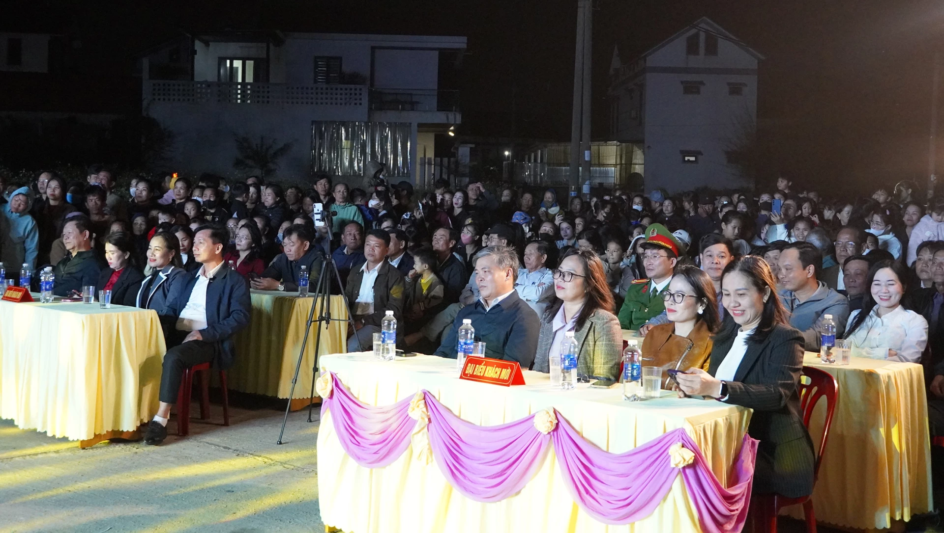 Các đại biểu và người dân tham dự chương trình - Ảnh: C.N