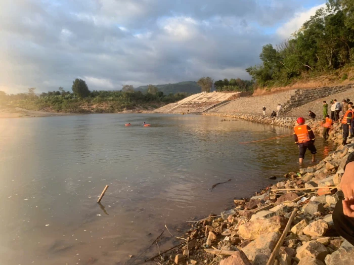 ​​​​​​​Tìm kiếm nạn nhân đuối nước tại xã Lao Bảo