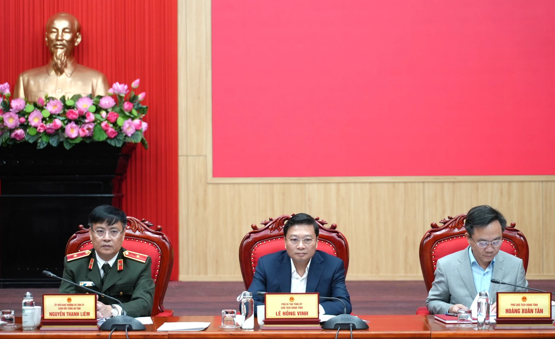 Đồng chí Lê Hồng Vinh, Chủ tịch UBND tỉnh, Trưởng Ban chỉ đạo và các đồng chí Phó Trưởng ban chỉ đạo chủ trì phiên họp - Ảnh: Trung Đức