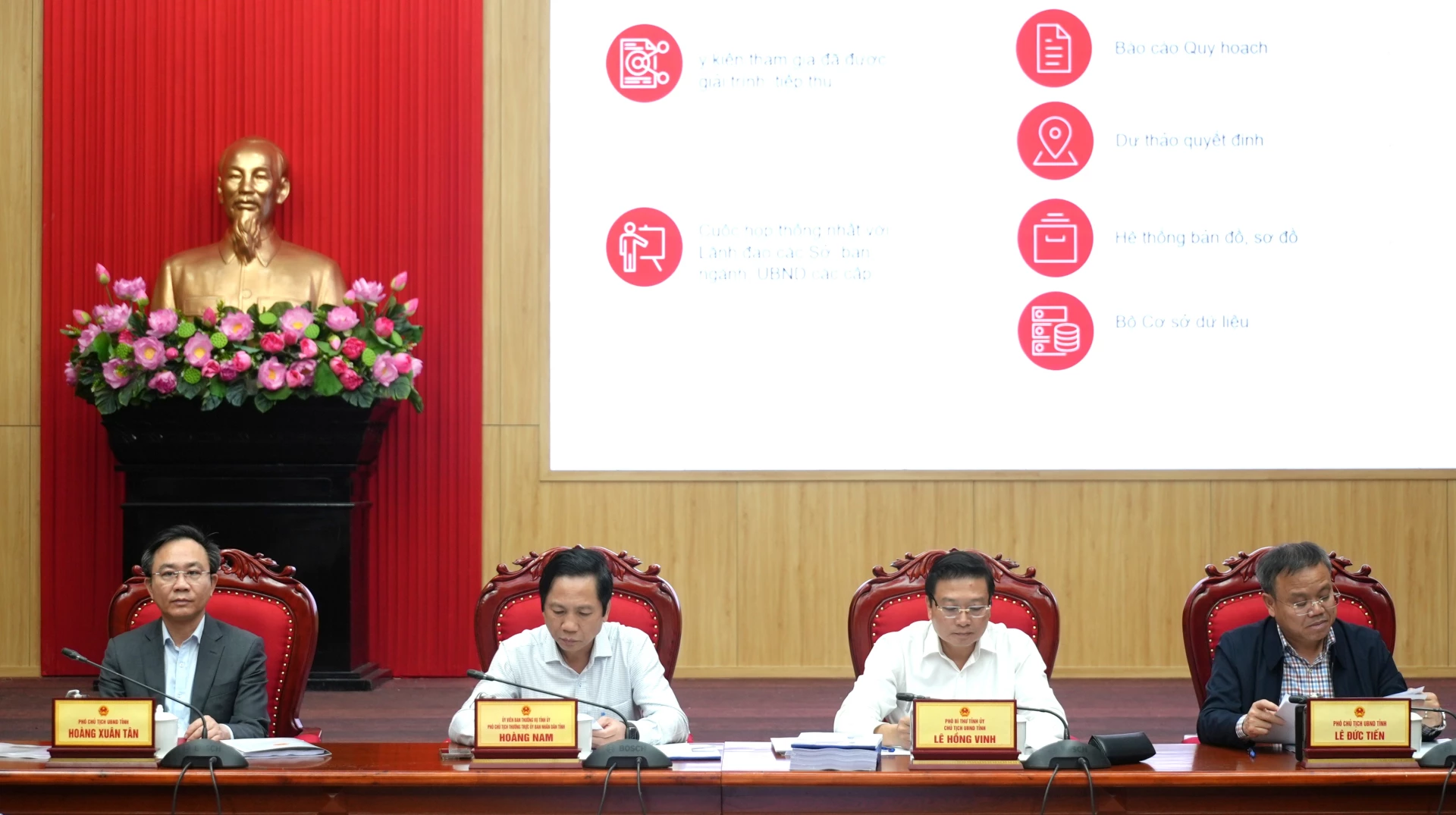 Đồng chí Lê Hồng Vinh, Chủ tịch UBND tỉnh và các đồng chí Phó Chủ tịch UBND tỉnh chủ trì cuộc họp - Ảnh: Trung Đức