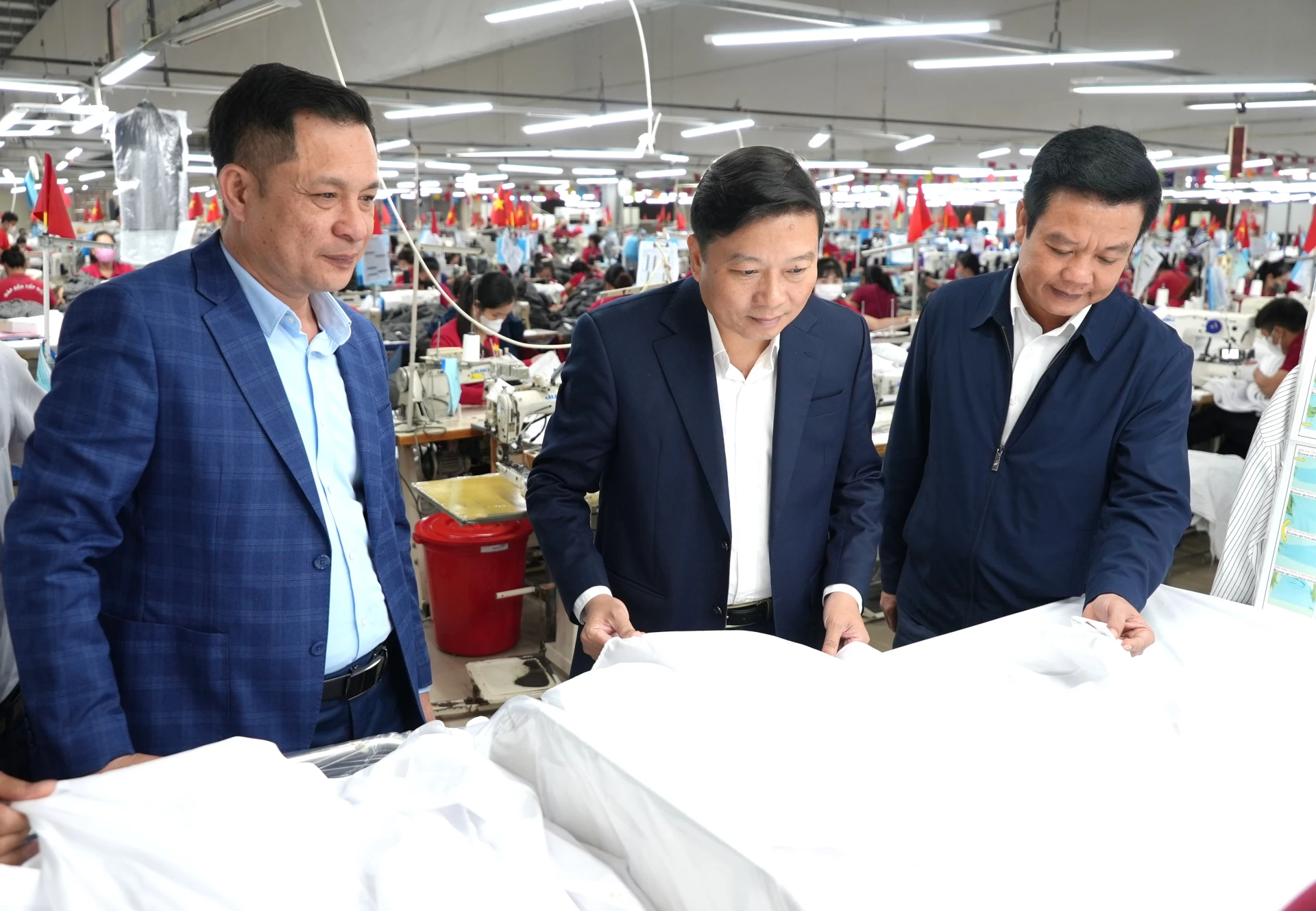 Đồng chí Lê Hồng Vinh, Chủ tịch UBND tỉnh kiểm tra các sản phẩm may mặc tại Xí nghiệp may Hà Quảng - Ảnh: Trung Đức