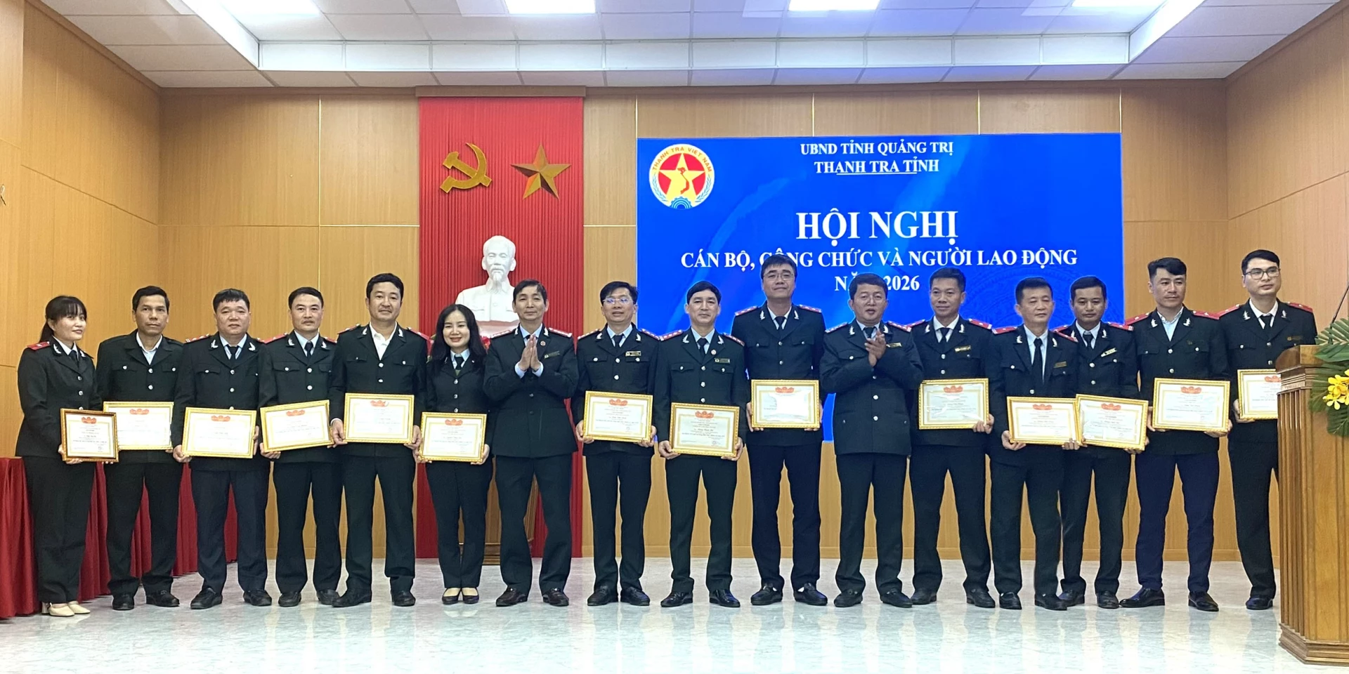 Đại diện lãnh đạo Thanh tra tỉnh trao danh hiệu Chiến sĩ thi đua cơ sở cho các cá nhân - Ảnh: N.L