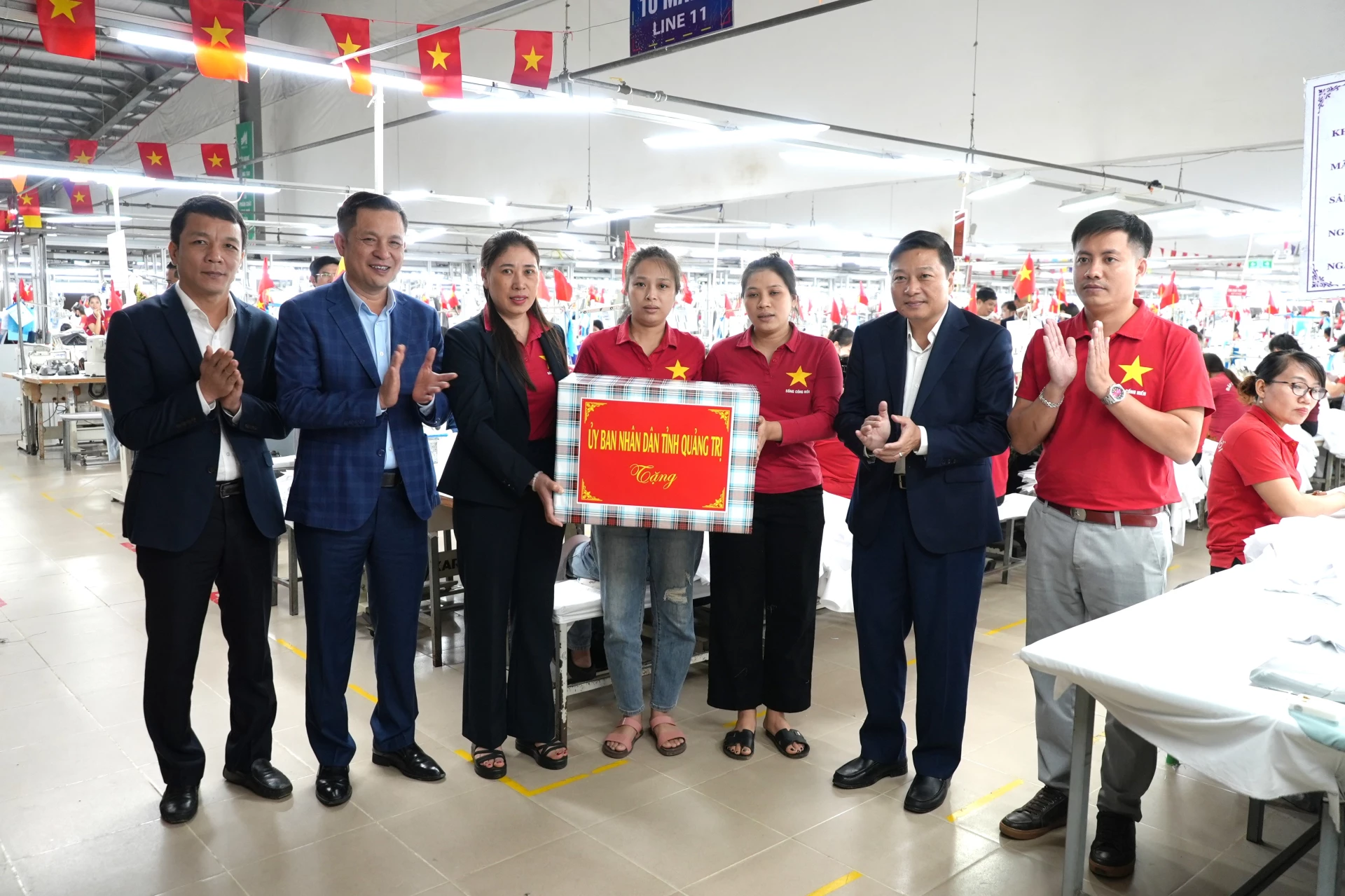 Đồng chí Lê Hồng Vinh, Chủ tịch UBND tỉnh tặng quà cho công nhân xí nghiệp may Hà Quảng - Ảnh: Trung Đức