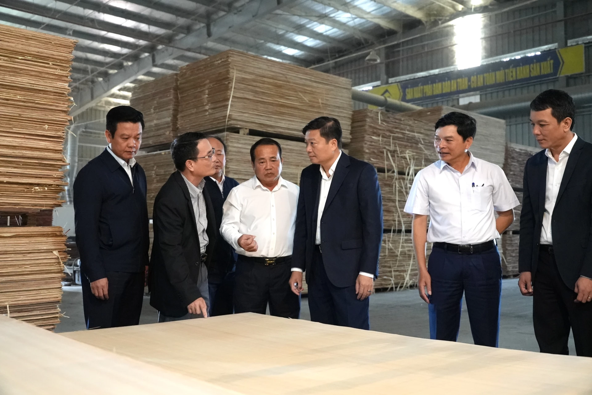 Đồng chí Lê Hồng Vinh, Chủ tịch UBND tỉnh kiểm tra chất lượng các sản phẩm ván ép tại nhà máy Thăng Long - Ảnh: Trung Đức