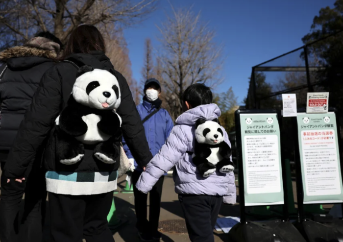 Người dân Nhật Bản chia tay những chú gấu trúc cuối cùng trước khi trao trả về Trung Quốc