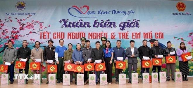 Trao hàng trăm suất quà Tết cho các hộ nghèo, cận nghèo xã Tam Hợp, huyện Tương Dương (Nghệ An). (Ảnh: Văn Tý/TTXVN)