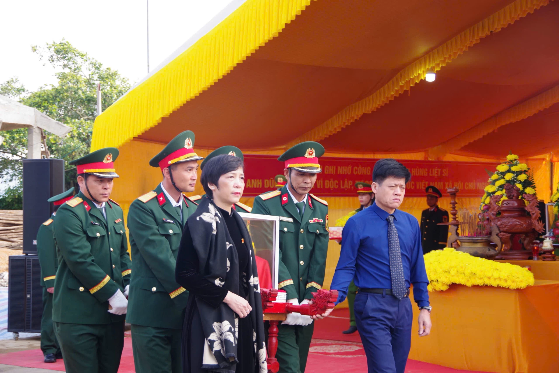 Đồng chí Lê Văn Bảo, UVBTV, Phó chủ tịch UBND tỉnh dự lễ an táng các liệt sĩ  tại Nghĩa trang liệt sĩ xã Khe Sanh - Ảnh: Hoàng Hùng