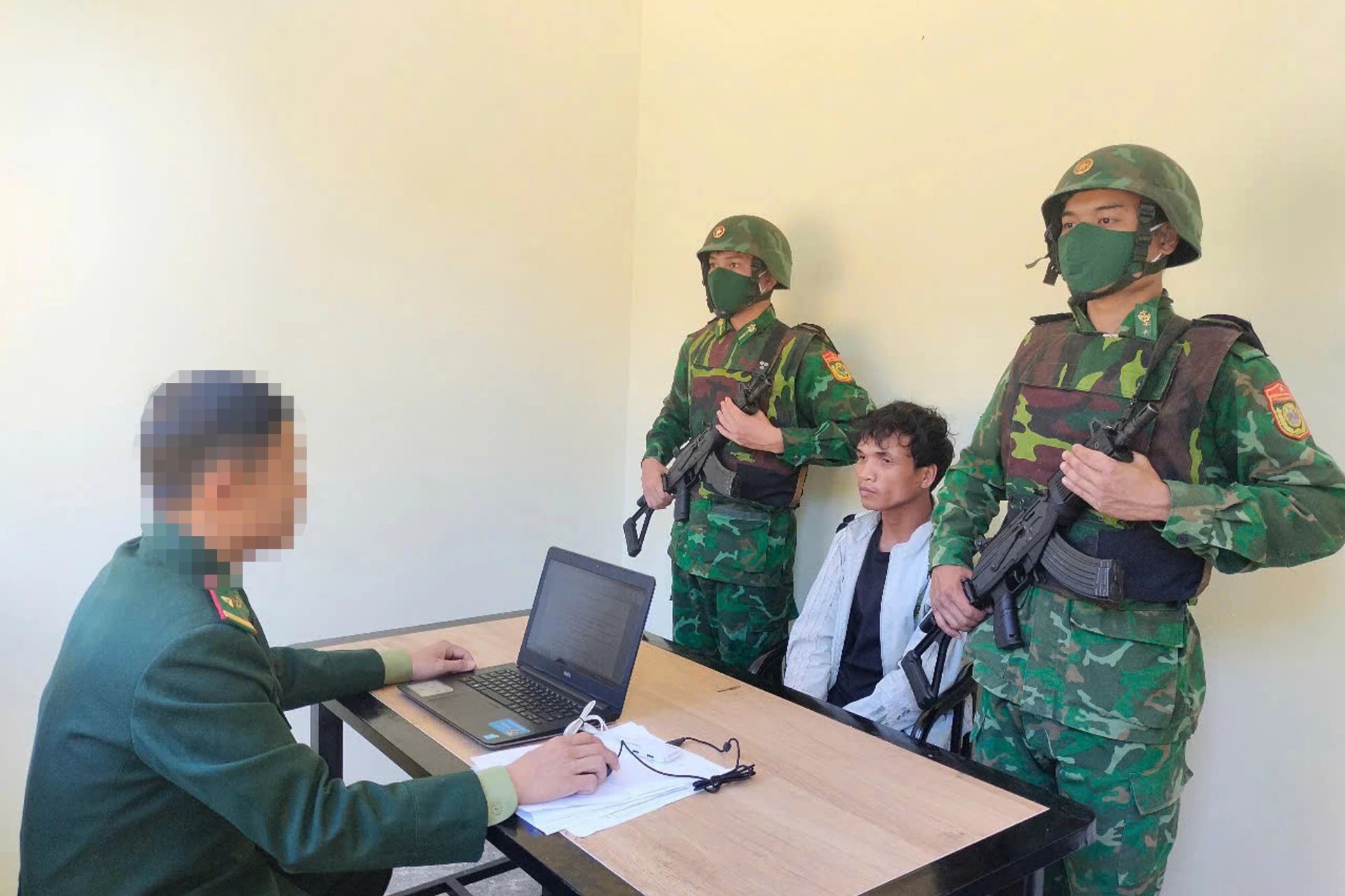 Cán bộ Đồn Biên phòng Ba Tầng lấy lời khai của đối tượng vi phạm - Ảnh: H.N