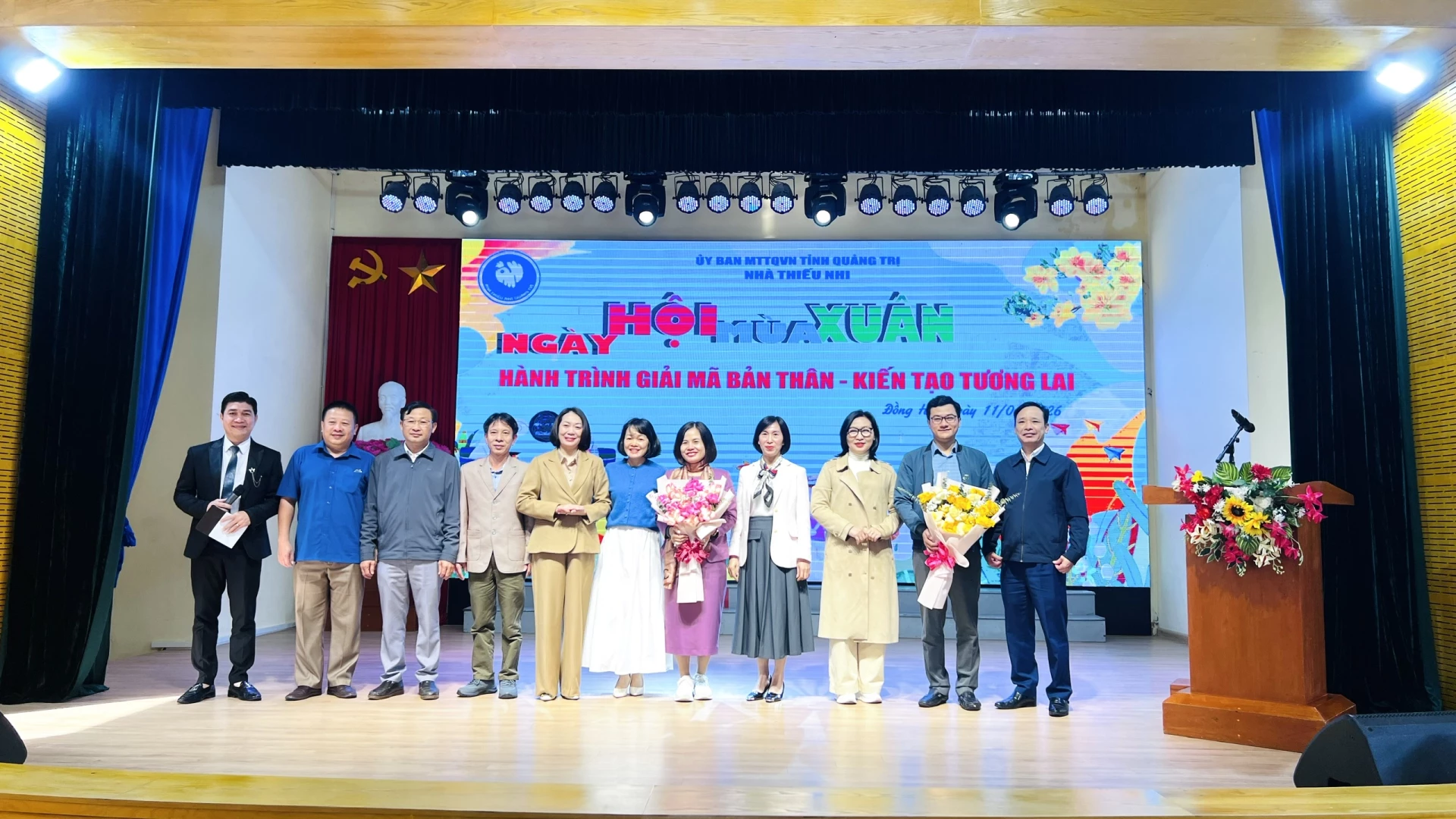 Đại diện Nhà thiếu nhi tỉnh Quảng Trị chụp ảnh lưu niệm cùng các đại biểu và các chuyên gia tâm lý - Ảnh: H.T