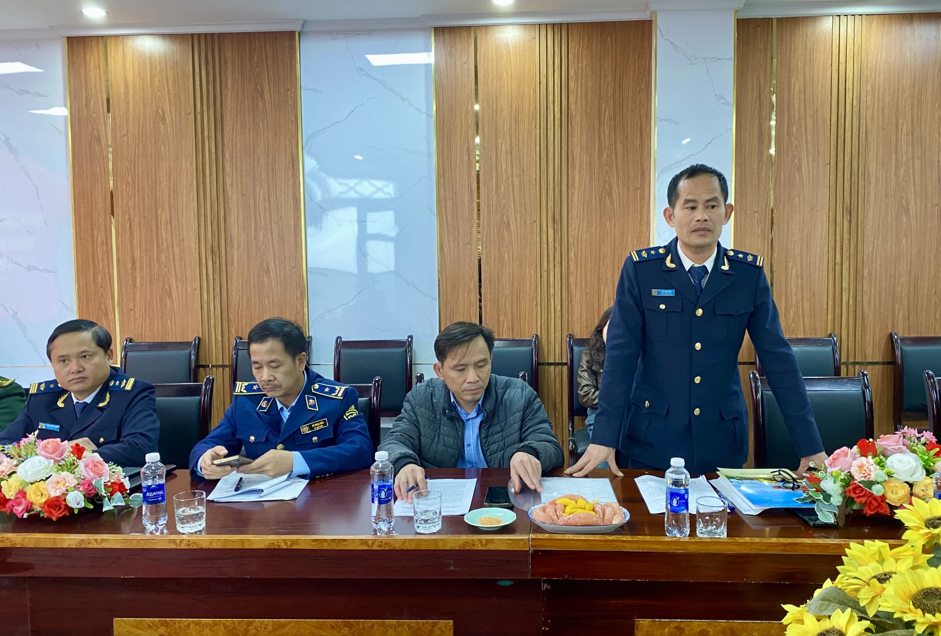 Lãnh đạo Hải quan Cửa khẩu quốc tế Cha Lo phát biểu tại buổi làm việc - Ảnh: H.N