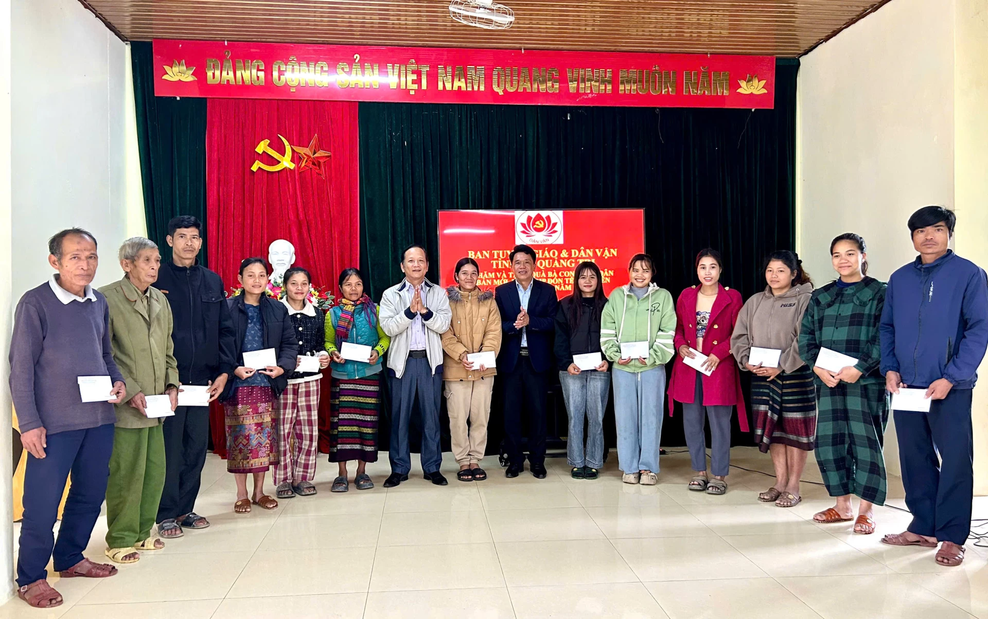 Các hộ dân ở bản Mới, xã Kim Ngân vui mừng đón nhận những suất quà Tết - Ảnh: H.T