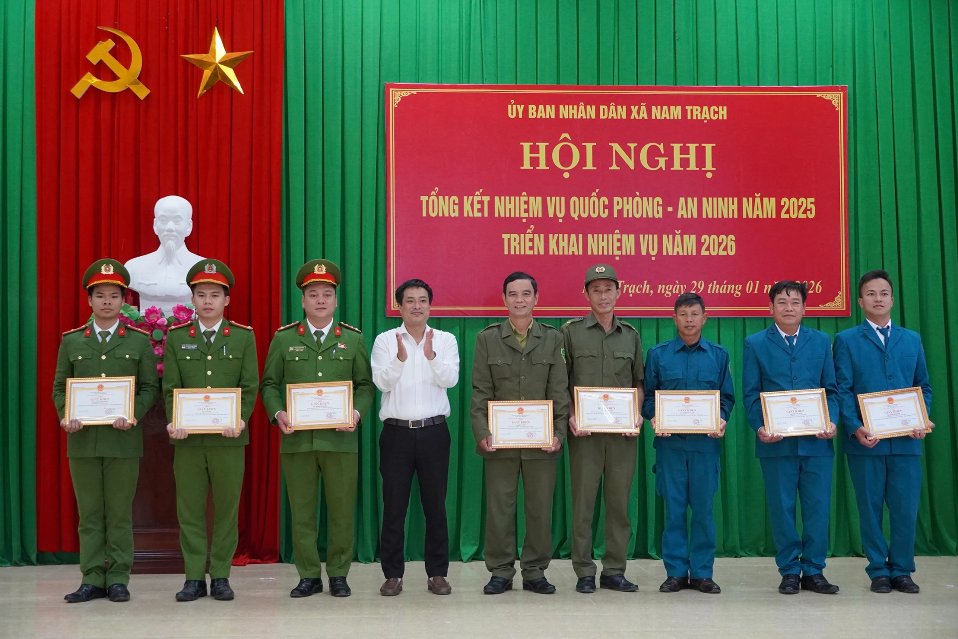 Đại diện lãnh đạo UBND xã Nam Trạch tặng giấy khen cho các cá nhân - Ảnh: C.N