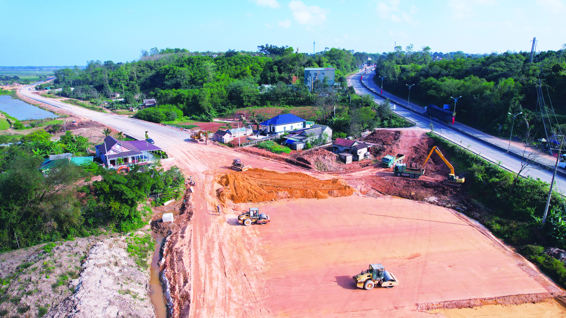 Nút giao đường tránh phía Đông TP. Đông Hà (cũ) với Quốc lộ 1 được đẩy nhanh tiến độ sau khi giải quyết vướng mắc mặt bằng - Ảnh: L.T