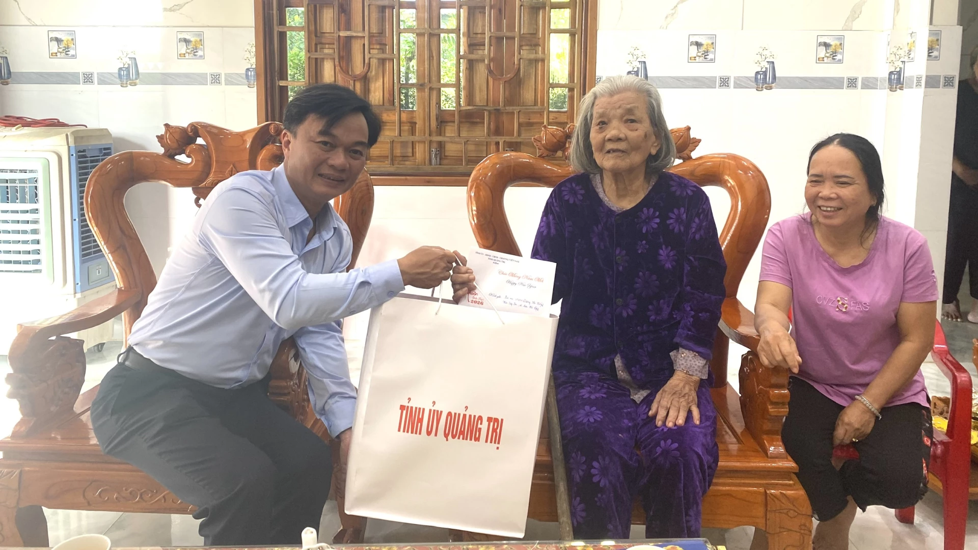 Đồng chí Nguyễn Chiến Thắng - Phó Bí thư Tỉnh ủy, Chủ tịch Ủy ban MTTQ Việt Nam tỉnh thăm và tặng quà Tết cho ông Nguyễn Ngọc Vân, Đảng viên 80 năm tuổi Đảng ở xã Vĩnh Linh - Ảnh: NL