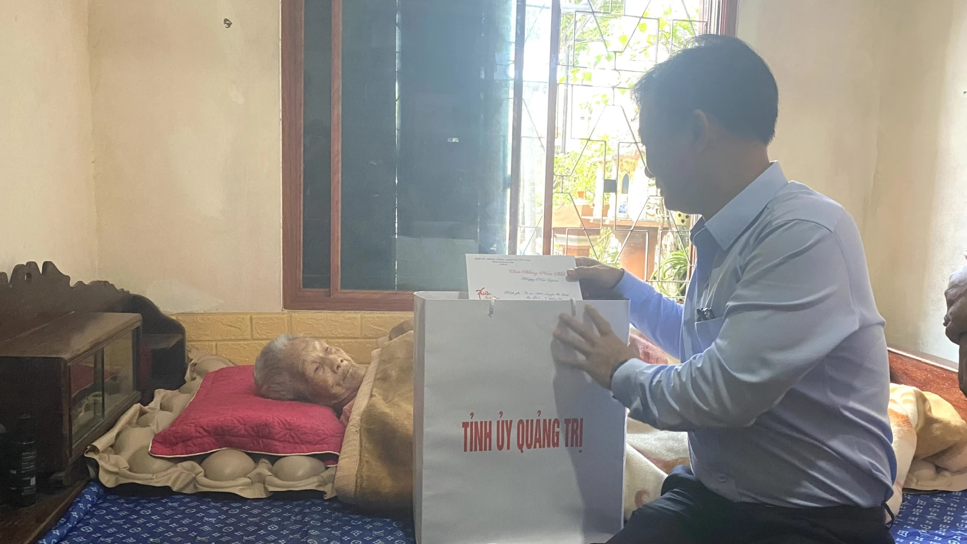 Đồng chí Nguyễn Chiến Thắng - Phó Bí thư Tỉnh ủy, Chủ tịch Ủy ban MTTQ Việt Nam tỉnh thăm và tặng quà Tết cho ông Nguyễn Ngọc Vân, Đảng viên 80 năm tuổi Đảng ở xã Vĩnh Linh - Ảnh: NL